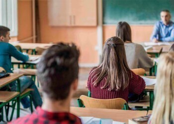 Galicia prohibirá grabar en clases y limitará pantallas en Primaria con la nueva ley de educación