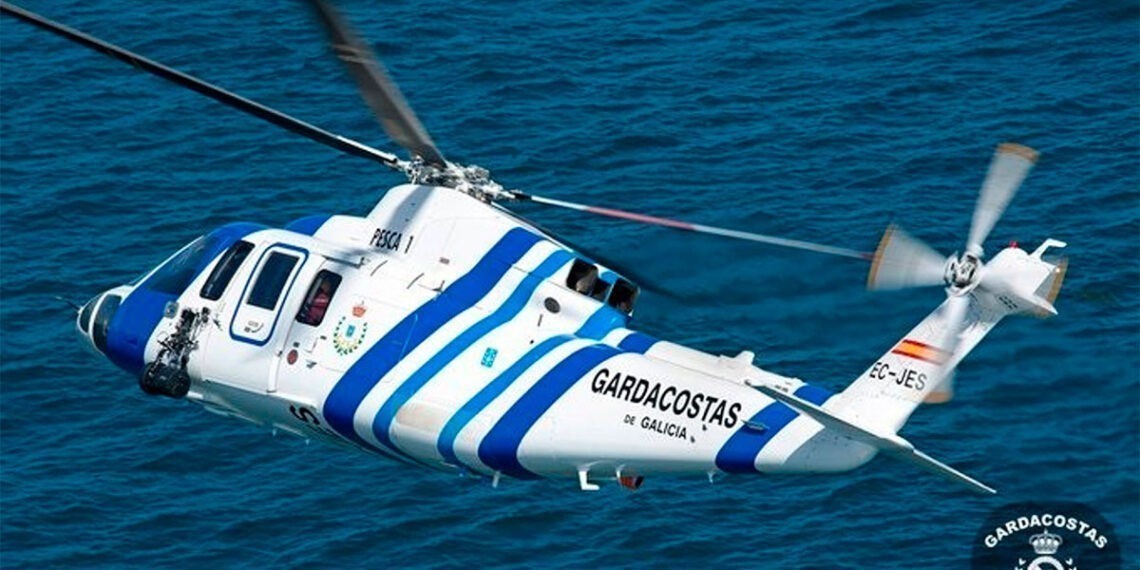 Rescatan a los dos tripulantes de una planeadora que volcó en A Guarda