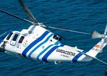 Rescatan a los dos tripulantes de una planeadora que volcó en A Guarda