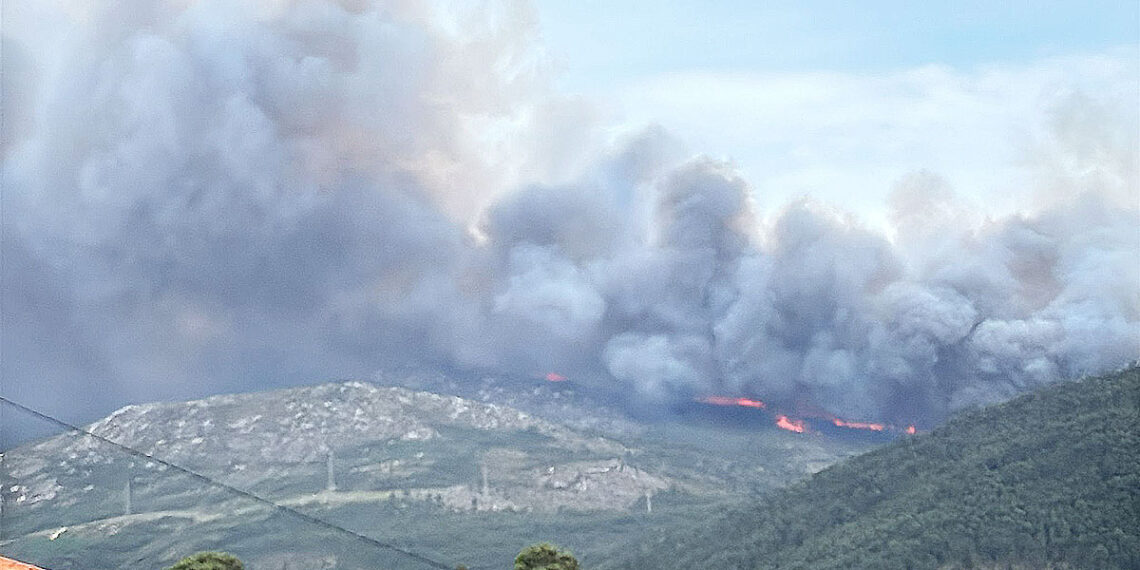 El viento complica la extinción del incendio de Monte Galleiro, que sigue fuera de control