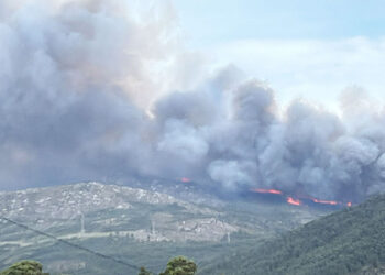 El viento complica la extinción del incendio de Monte Galleiro, que sigue fuera de control