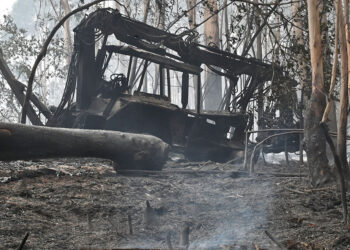 El incendio de Monte Galleiro, fuera de control, arrasa 200 hectáreas en Ponteareas, Pazos y Mos