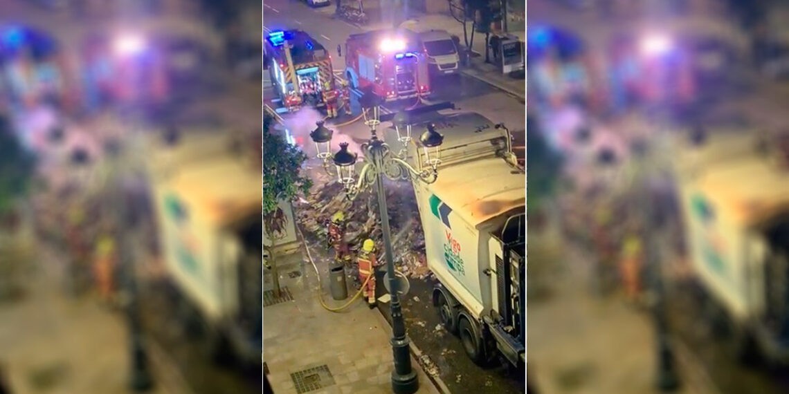 Arde un camión de la basura en Vigo y deja toda su carga esparcida en la calle García Barbón