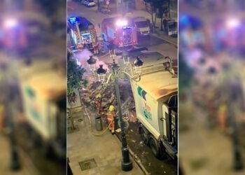 Arde un camión de la basura en Vigo y deja toda su carga esparcida en la calle García Barbón