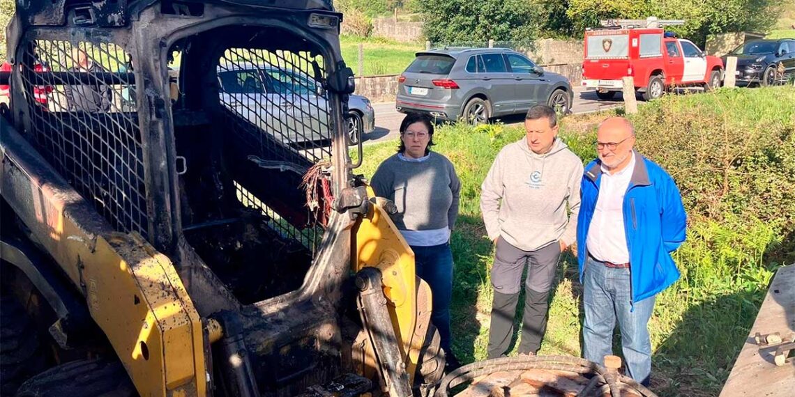Arde una máquina que reparaba una carretera de la provincia de Pontevedra: podría ser intencionado