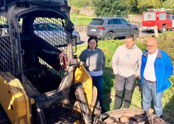 Arde una máquina que reparaba una carretera de la provincia de Pontevedra: podría ser intencionado