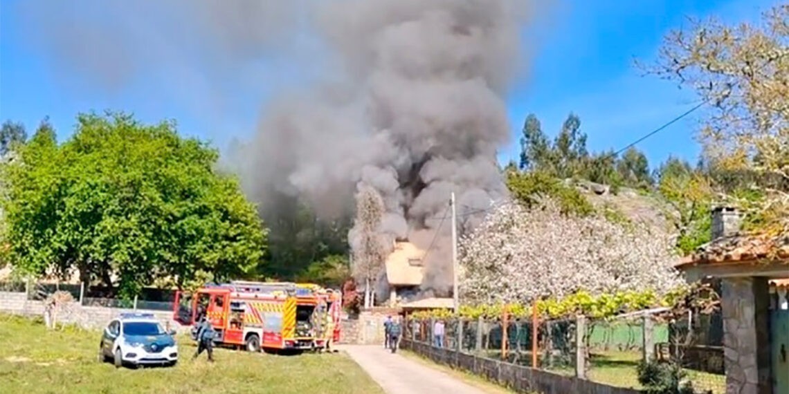 Susto en el área de Vigo, arde el sótano de una vivienda en Gondomar sin resultar nadie herido