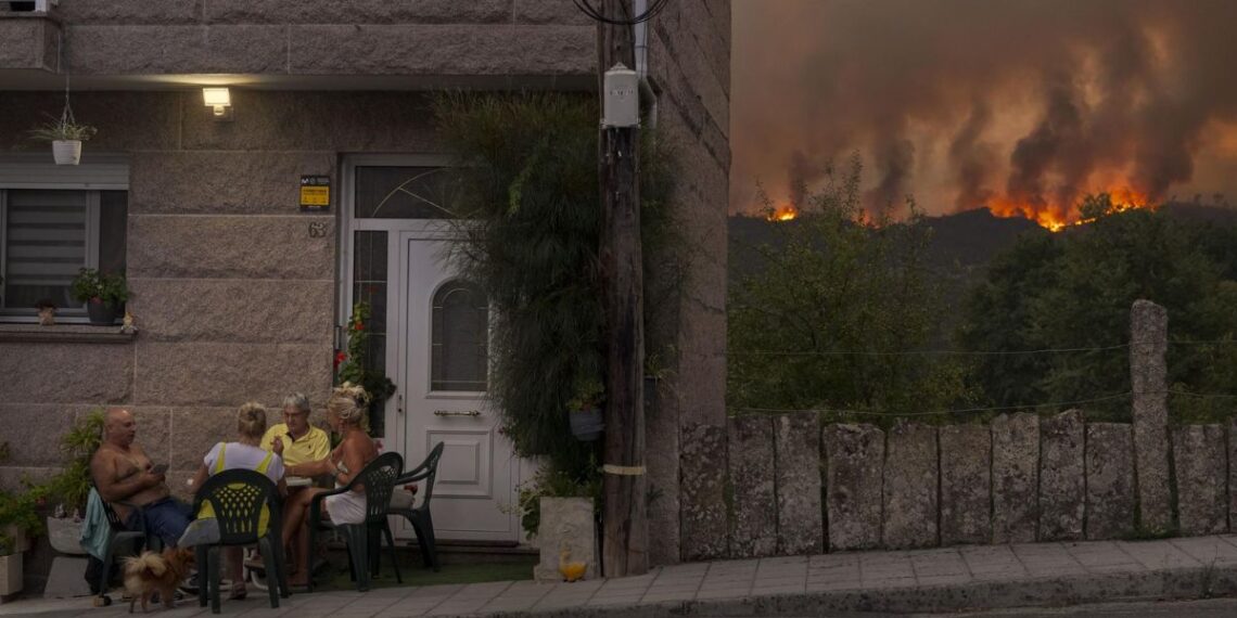 Un fotógrafo ourensano premiado en un prestigioso concurso por su reportaje de los incendios de Galicia