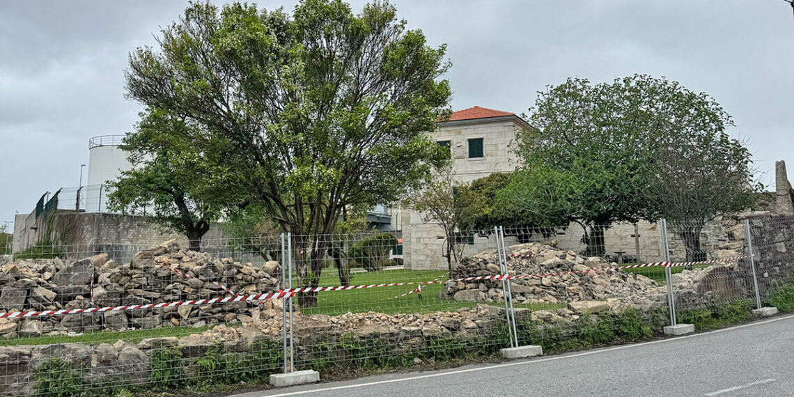 El impacto de un camión 'a la fuga' obliga a derribar el muro de un emblemático pazo de Vigo