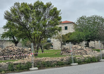 El impacto de un camión 'a la fuga' obliga a derribar el muro de un emblemático pazo de Vigo