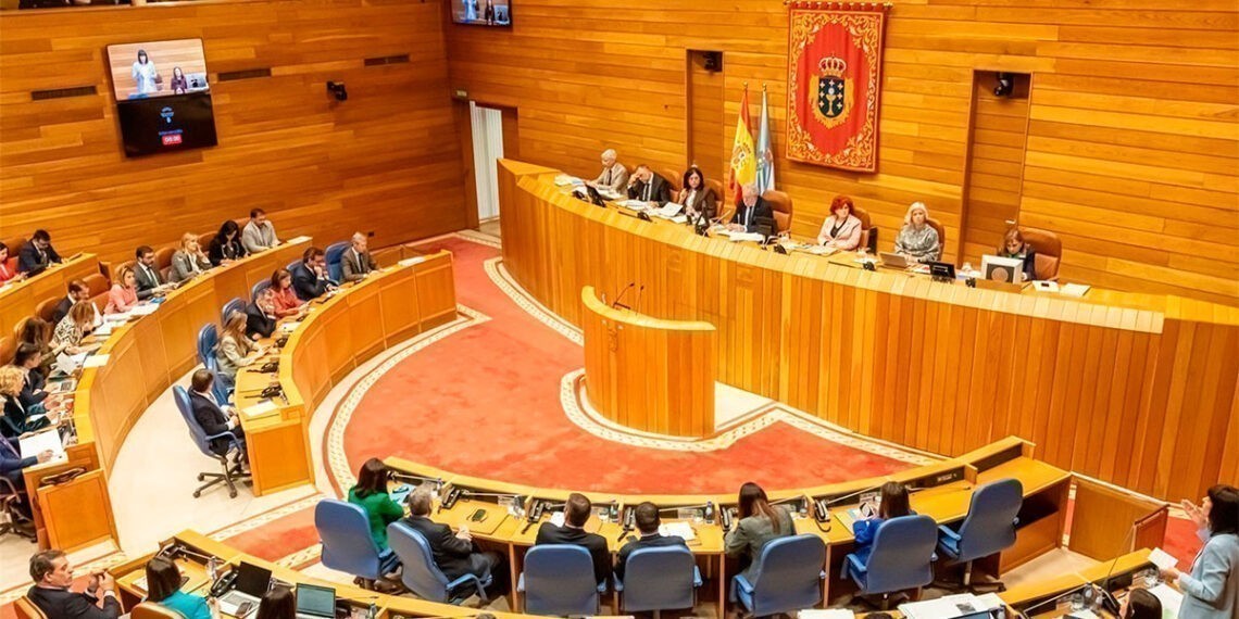 Rueda insiste en que las bajas son "un problema" y Pontón apunta a la "incompetencia" de la Xunta
