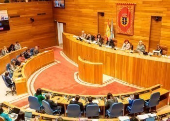 Rueda insiste en que las bajas son "un problema" y Pontón apunta a la "incompetencia" de la Xunta