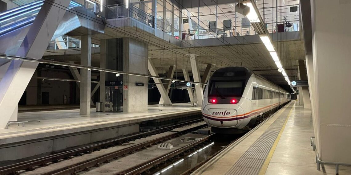 Vigo vive una insólita jornada de trenes suspendidos a la espera de noticias de Renfe