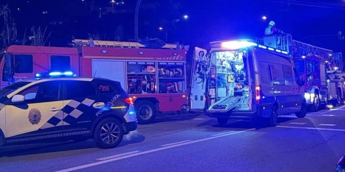Complejo rescate de un hombre en Vigo tras precipitarse por un terraplén con su coche