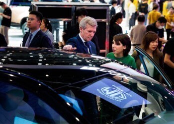 Rueda, "satisfecho" del viaje a China por sus reuniones con el sector de la automoción y la eólica