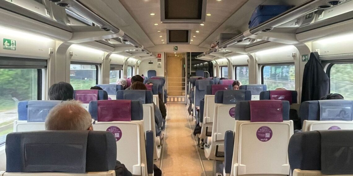 Confusión, retrasos y billetes "bloqueados" para los pasajeros de Renfe en Vigo, ¿qué pasa con los trenes?