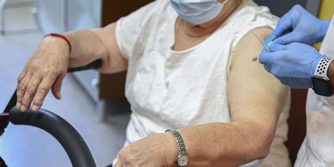 Todos los gallegos de más de 65 tendrán la vacuna reforzada contra la gripe, se busca inmunizar a 730.000