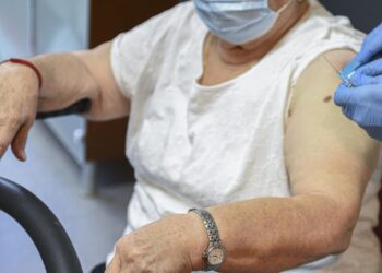 Todos los gallegos de más de 65 tendrán la vacuna reforzada contra la gripe, se busca inmunizar a 730.000
