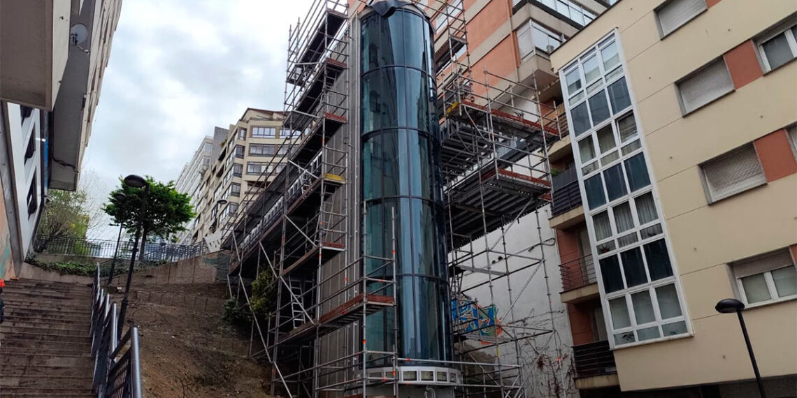 El Vigo Vertical encara la recta final para estrenar su llamativo ascensor panorámico y acristalado