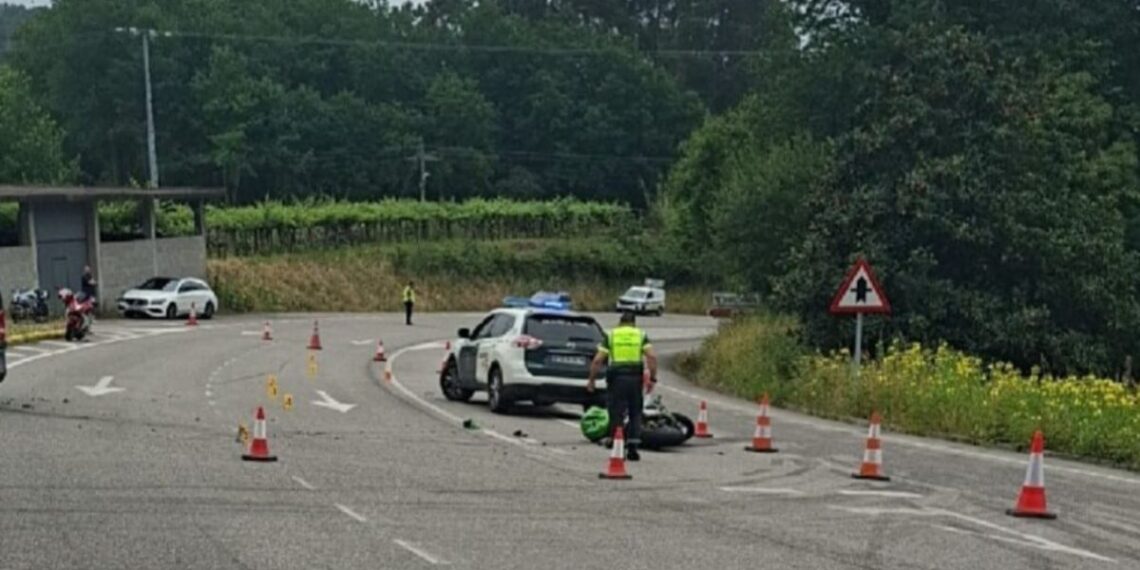 Tragedia en el área de Vigo, muere un motorista en Arbo tras chocar contra otro coche