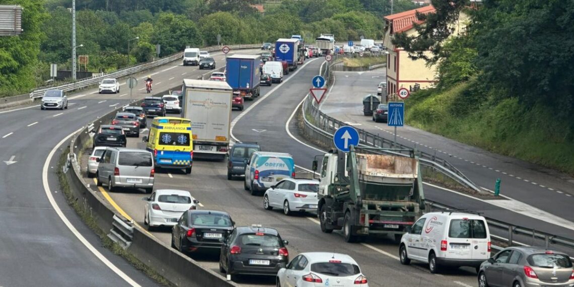 Colapso en la A-55 por un accidente de tráfico con un coche volcado en Mos