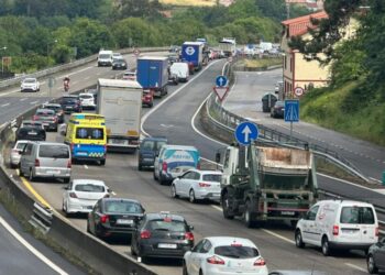Colapso en la A-55 por un accidente de tráfico con un coche volcado en Mos