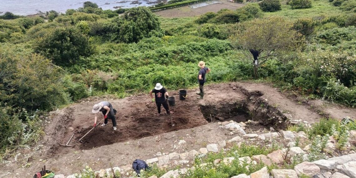 Una nueva campaña arqueológica analiza en Ons busca datos sobre la ocupación en Castelo de Mouros