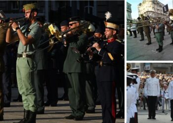 Porta do Sol se convierte en un gran escenario al aire libre, la música militar toma el centro de Vigo