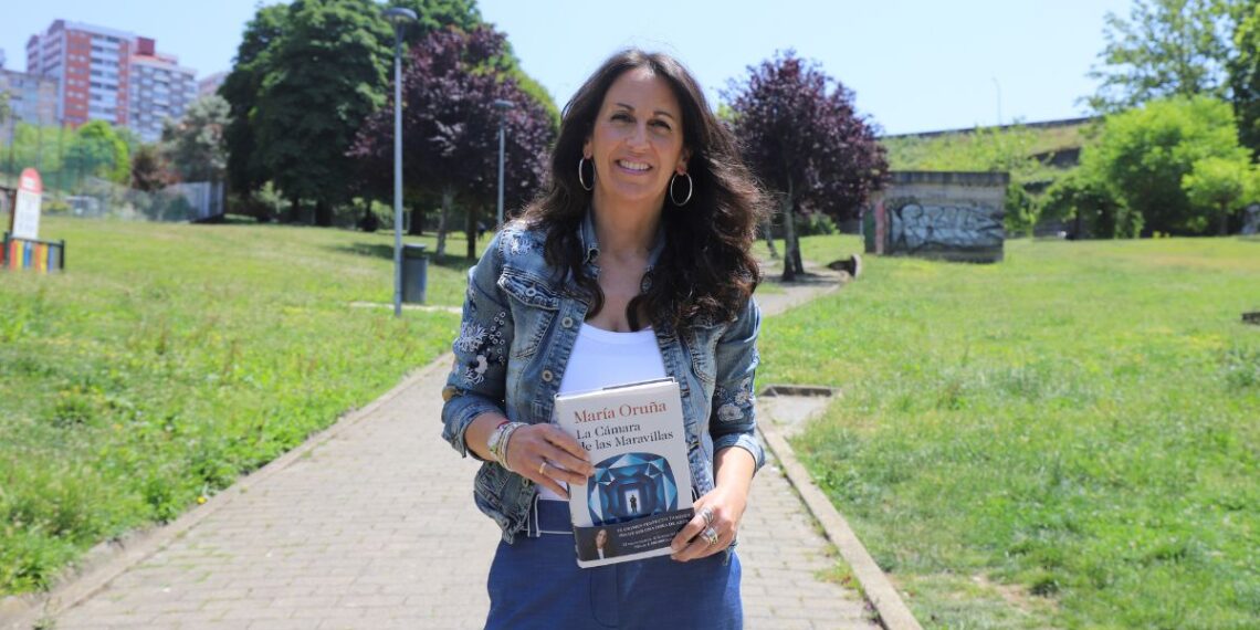 La viguesa María Oruña presenta en Vigo su nuevo "juego de intriga y misterio"
