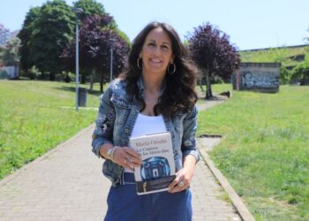 La viguesa María Oruña presenta en Vigo su nuevo "juego de intriga y misterio"