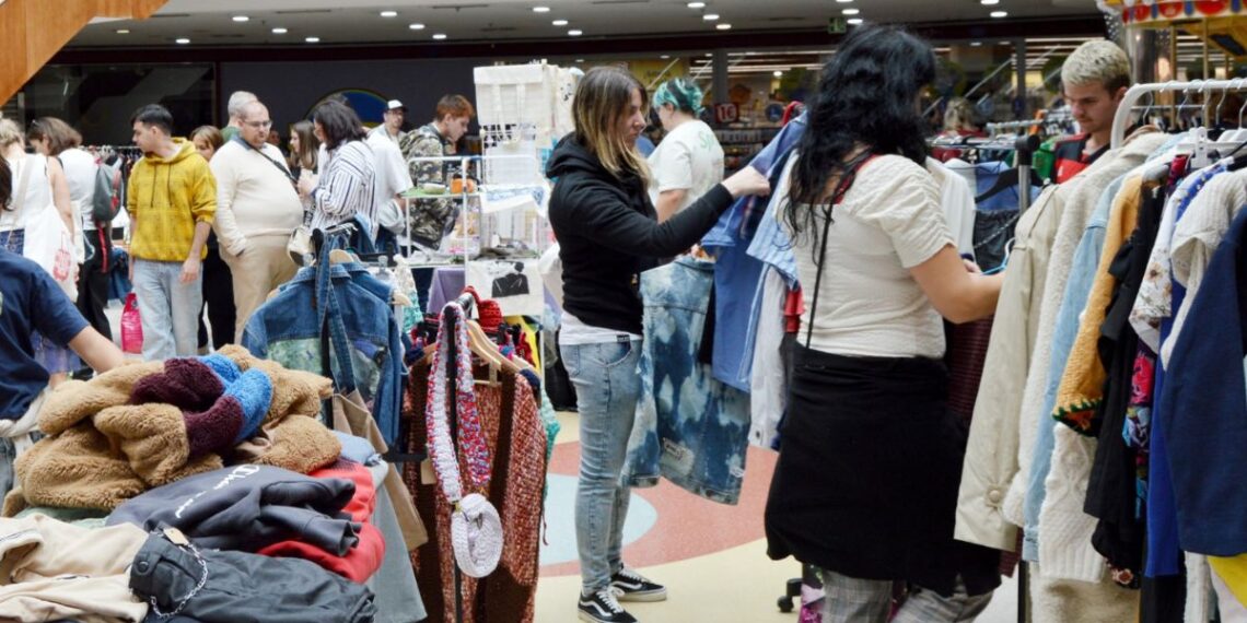 El centro de Vigo acoge un mercado con joyas de la moda de segunda mano y complementos sostenibles