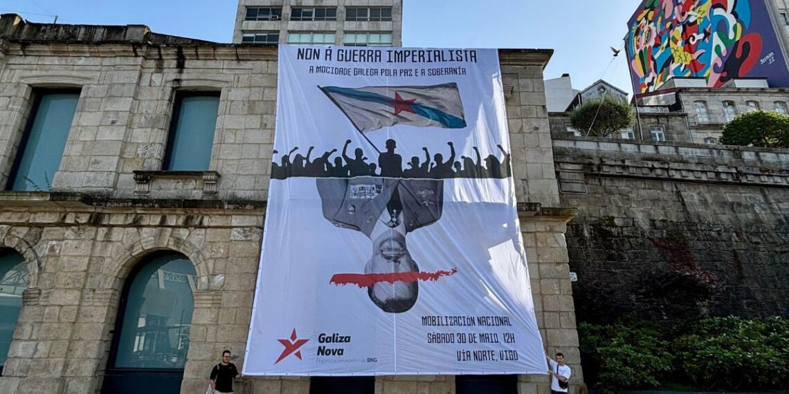 Polémica por el Día de las Fuerzas Armadas en Vigo, cuelgan una pancarta con la imagen invertida del Rey