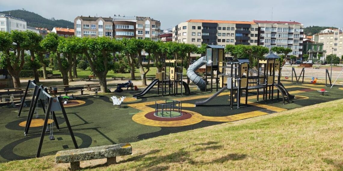 Reabre el parque más icónico de Baiona con columpios, tirolina y juegos giratorios renovados