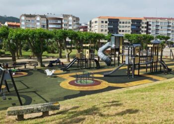 Reabre el parque más icónico de Baiona con columpios, tirolina y juegos giratorios renovados