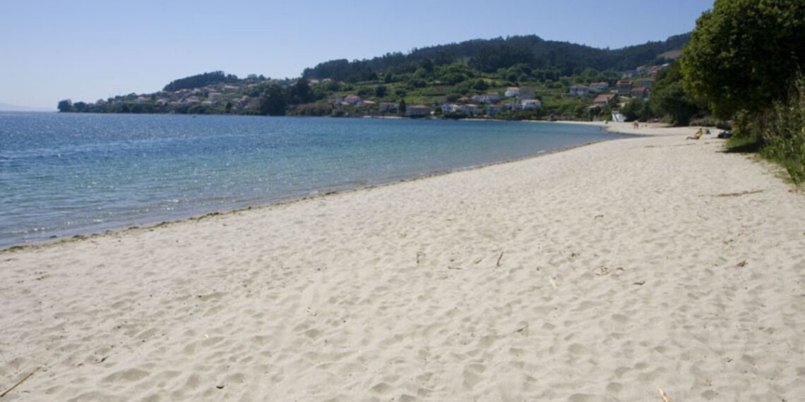 Arena fina y de unos 400 metros, así es una de las playas de las Rías Baixas que estrena Bandera Azul