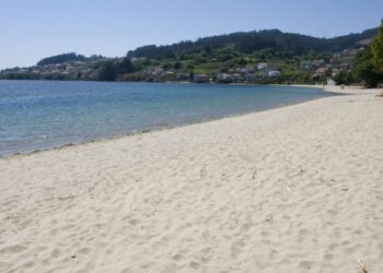 Arena fina y de unos 400 metros, así es una de las playas de las Rías Baixas que estrena Bandera Azul