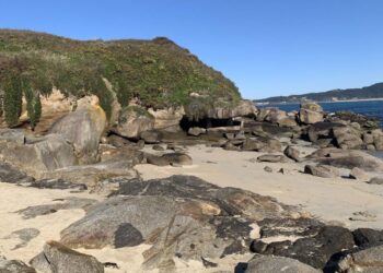 Descubren los secretos de tres conocidas playas de las Rías Baixas con una visita guiada gratis