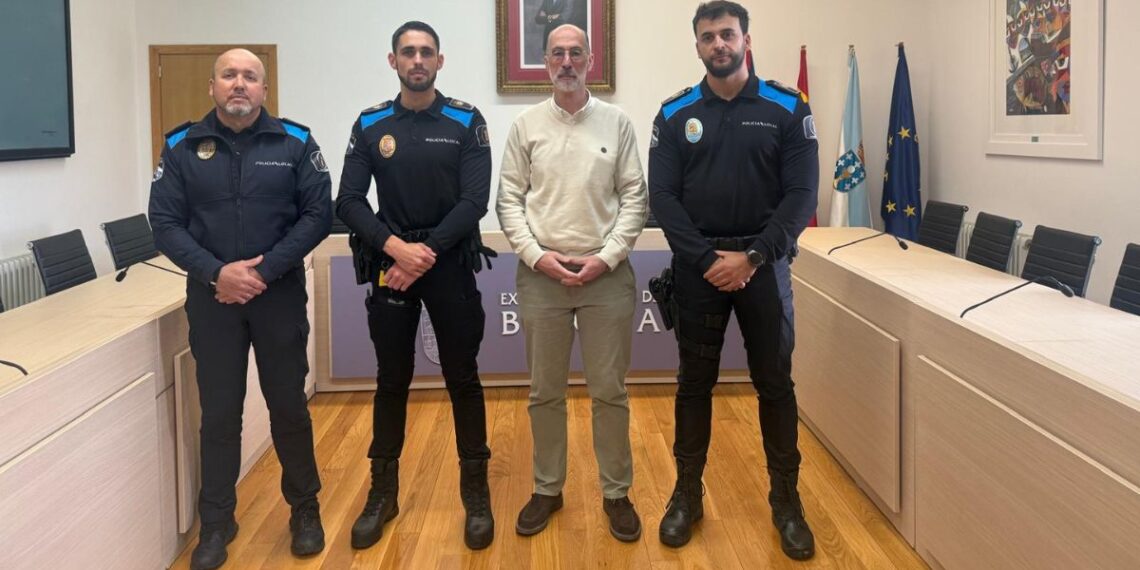 Agentes de la Policía Local salvan la vida a un peregrino en Baiona