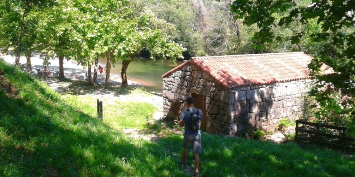 Una playa fluvial del área de Vigo viaja al pasado para acoger una espectacular fiesta de época