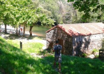 Una playa fluvial del área de Vigo viaja al pasado para acoger una espectacular fiesta de época