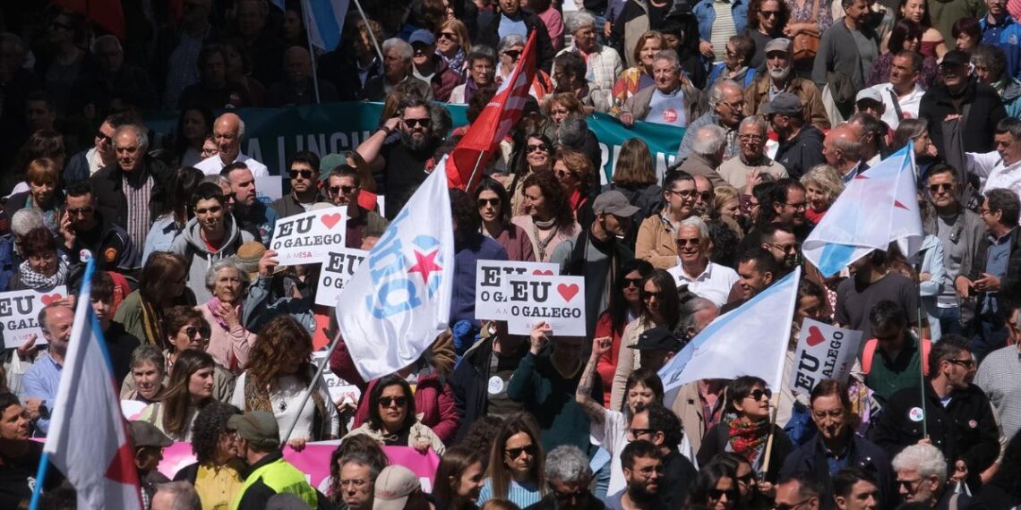 Miles de persoas saen á rúa en Santiago "en defensa" do galego e polo fin da "emerxencia lingüística"