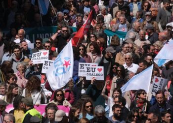 Miles de persoas saen á rúa en Santiago "en defensa" do galego e polo fin da "emerxencia lingüística"