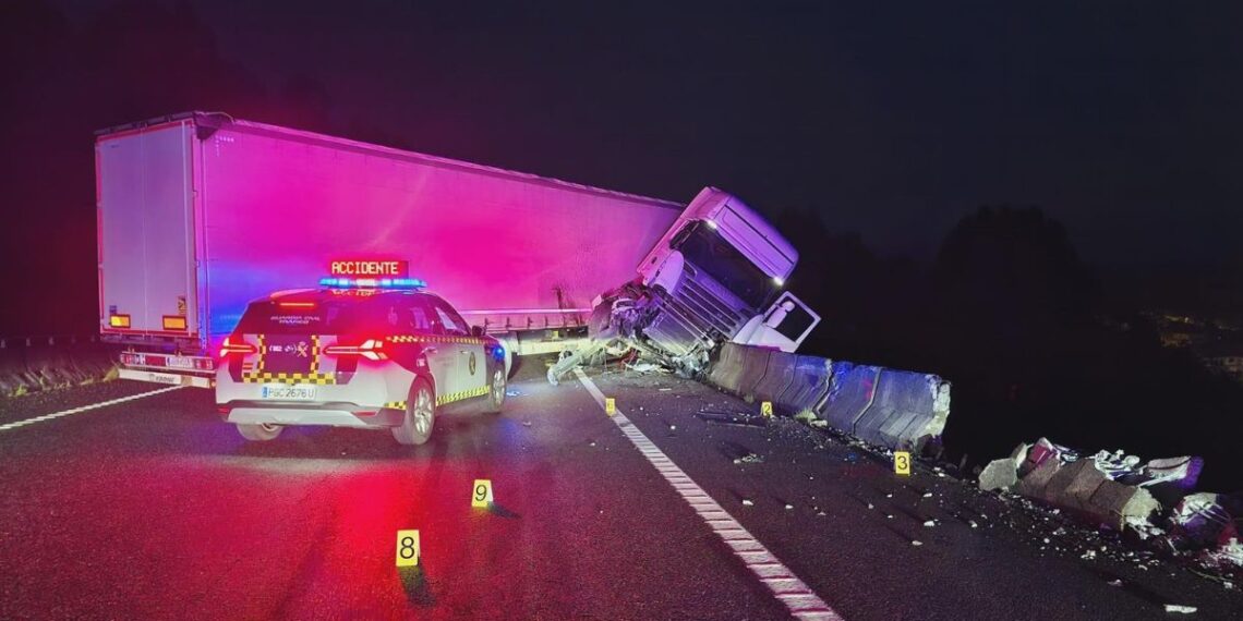Muere un camionero tras caer desde el viaducto de la A-52 y obliga a cortar la carretera