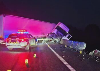 Muere un camionero tras caer desde el viaducto de la A-52 y obliga a cortar la carretera