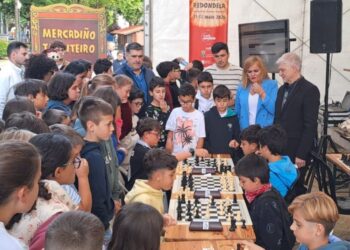 Redondela a lo "Gambito de Dama", casi 400 amantes del ajedrez toman las calles