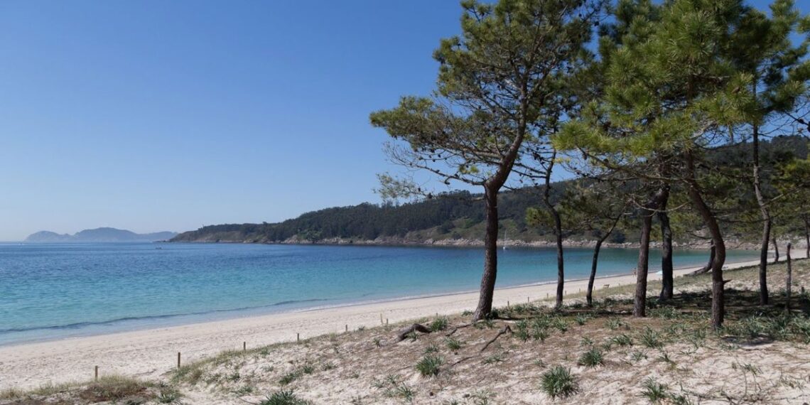 Sigue la búsqueda por tierra, mar y aire del bañista desaparecido en la playa de Barra, en Cangas