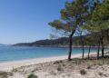 Sigue la búsqueda por tierra, mar y aire del bañista desaparecido en la playa de Barra, en Cangas