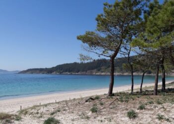 Sigue la búsqueda por tierra, mar y aire del bañista desaparecido en la playa de Barra, en Cangas