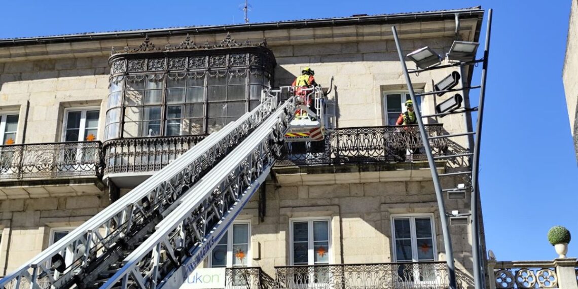 Los Bomberos de Vigo protagonizan un especial rescate con final feliz en Porta do Sol