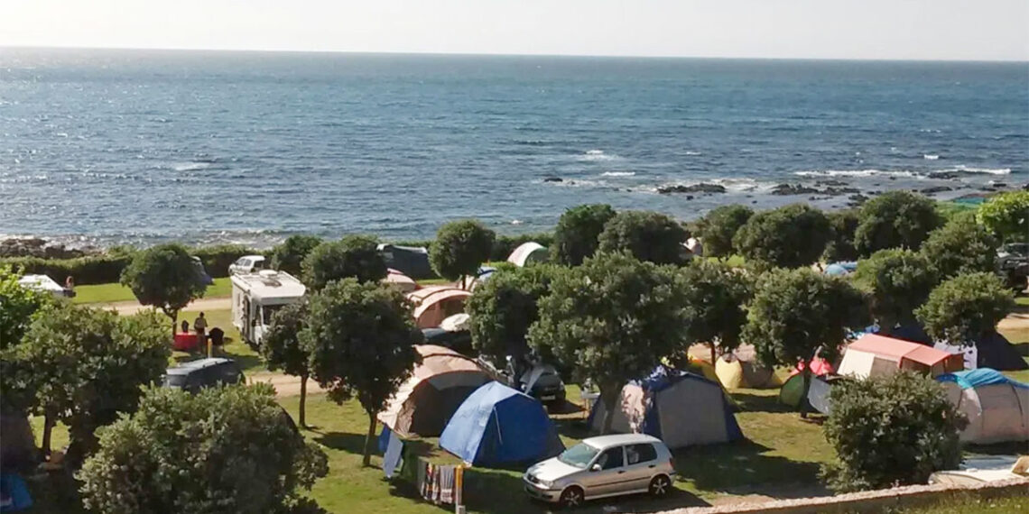 Concierto y sesión vermú junto al mar, así recibirá el verano un camping del área de Vigo